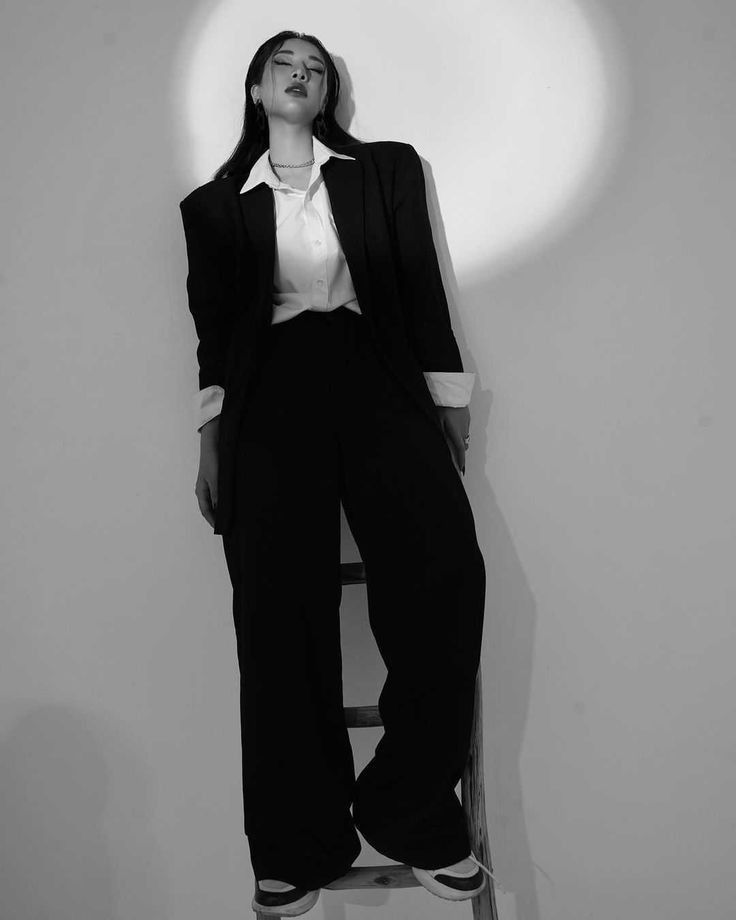 Woman Suit Aesthetic Dark, Women In Suits Poses, Black Woman Suit Aesthetic, Black Suit For Women Photoshoot, Women In Black Suits Aesthetic, Black Suits Aesthetic, Girl Suits For Prom, Girl In Suit Aesthetic, Black Suit For Women Aesthetic