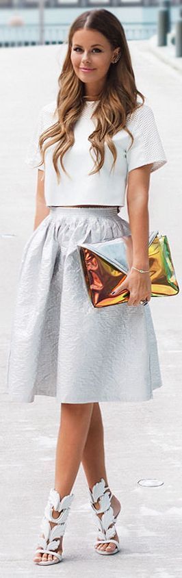 That white crop top light gray midi skirt Street Mode, Fall Crop, Stylish Crop Top, Crop Top Outfits, Style Fall, Maxi Skirts, Inspired Outfits, Guest Outfit, Looks Style