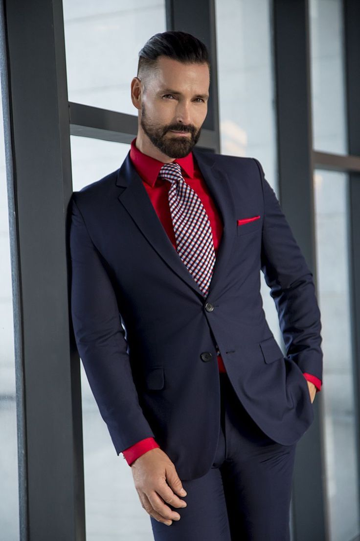 Well Dressed Men Red Shirt Outfits, Shirt And Tie Combinations, Black Suit Men, Shirt Outfit Men, Formal Men Outfit, Red Shirt Dress, Dress Shirt And Tie, Look Formal, Corporate Fashion