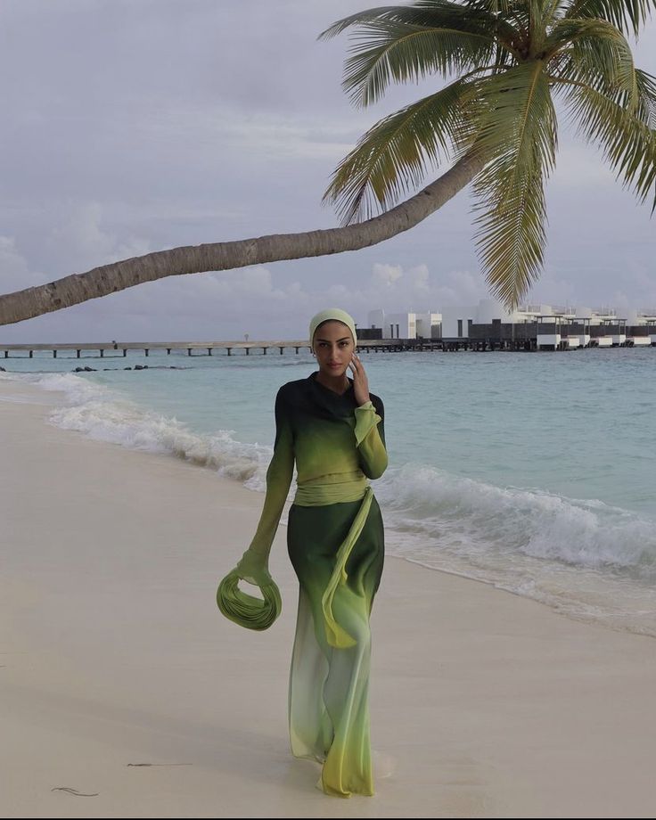 Headscarf Beach Outfit, Modest Summer Beach Outfits, Beach Hijab Outfit Ideas, Green Beach Dress, Hijab Beach Outfit, Hijabi Beach Outfit, Beach Outfit Hijab, Modest Beach Outfit, Hijabi Summer