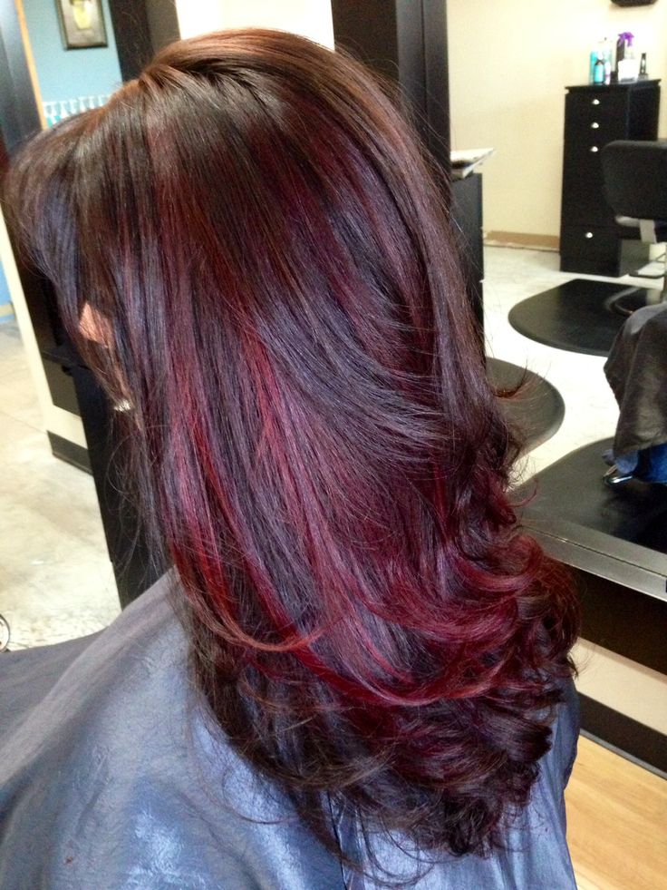 Halo Hair Color, Red Halo Hair, Hair Color With Bangs, Red Hair Streaks, Pelo Color Borgoña, Black And Red Hair, Red Highlights In Brown Hair, Red Balayage Hair, Red Hair With Highlights