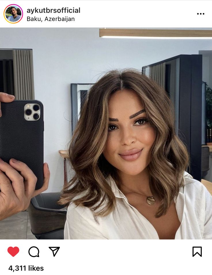 Hair Transformation Long To Medium, Call 2023 Hair Trends, Dark Long Bob With Highlights, Latina Hair Color Ideas Short, Medium Brown Hair With Cool Highlights, Short Brown Hair 2023, Hair Styles For Burnett, Short Hair Trends Fall 2023, Long Bob With Balayage Brunettes