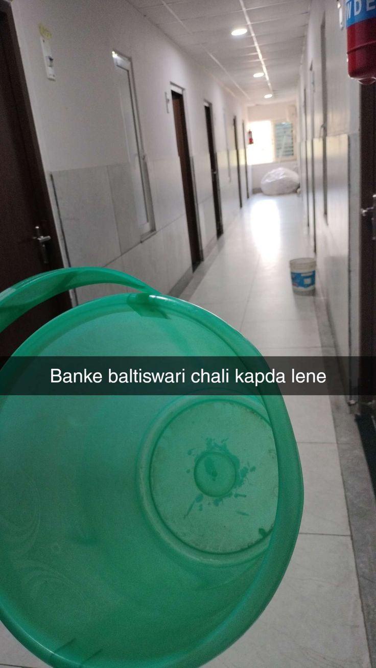 there is a green frisbee in the middle of this hallway that says banke bettswari chaj kapada lene