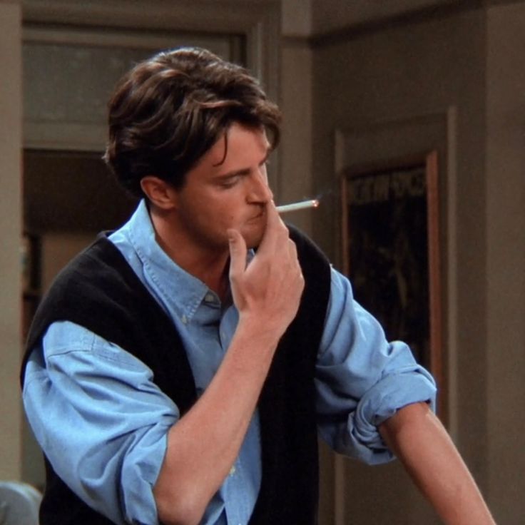 chandler in 1x03 of friends, matthew perry, the one with the thumb Chandler Bing, A Man