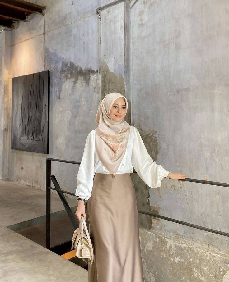 Outfit Ideas Hijab, Kondangan Outfit, Haircut Selfie, Photo Hijab, Outfit Hijab Casual, Rok Outfit, Estilo Hijab, Outfit Dinner, Muslimah Outfit