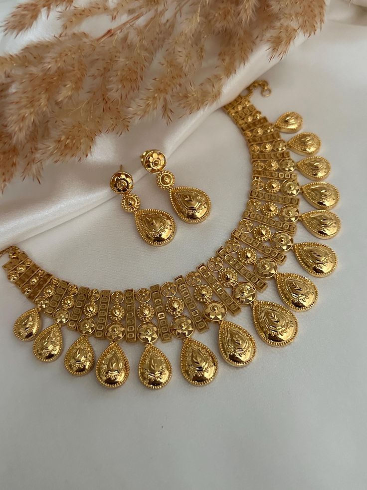 Premium quality gold imitation necklace set with earrings  Style tip- ----------- Pair it with any beautiful traditional outfits  and flaunt with Unique style of collection from us. Perfect match for Festival and Traditional wear.  Take Care Tips-  ---------------- Kee away from perfume, Hair spray and. Moisture.  Store in dry place , Ziplock bag or Airtight box.    Clean with dry cloth.  Jewellery is the last thing you should wear and first thing you should remove.  ---------------------------- Luxury 22k Gold Jewelry For Reception, Gold Unique Jewelry, Luxury Kundan Jewelry In Yellow Gold, Wedding Jewelry Gold Set, Traditional Jewelry Indian Gold Jewellery, Indian Gold Necklace Designs Unique, Gold Jewelry Set Design, Gold Jwellery Design Indian Jewelry, 10gms Gold Necklace Designs