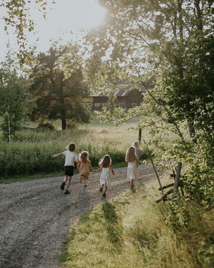 Farmhouse Family Aesthetic, Cottage Homestead, Abandoned Farmhouse, Farmhouse Life, Summer Moments, Abandoned Cities, Future Farms, Farm Lifestyle, Dream Life House