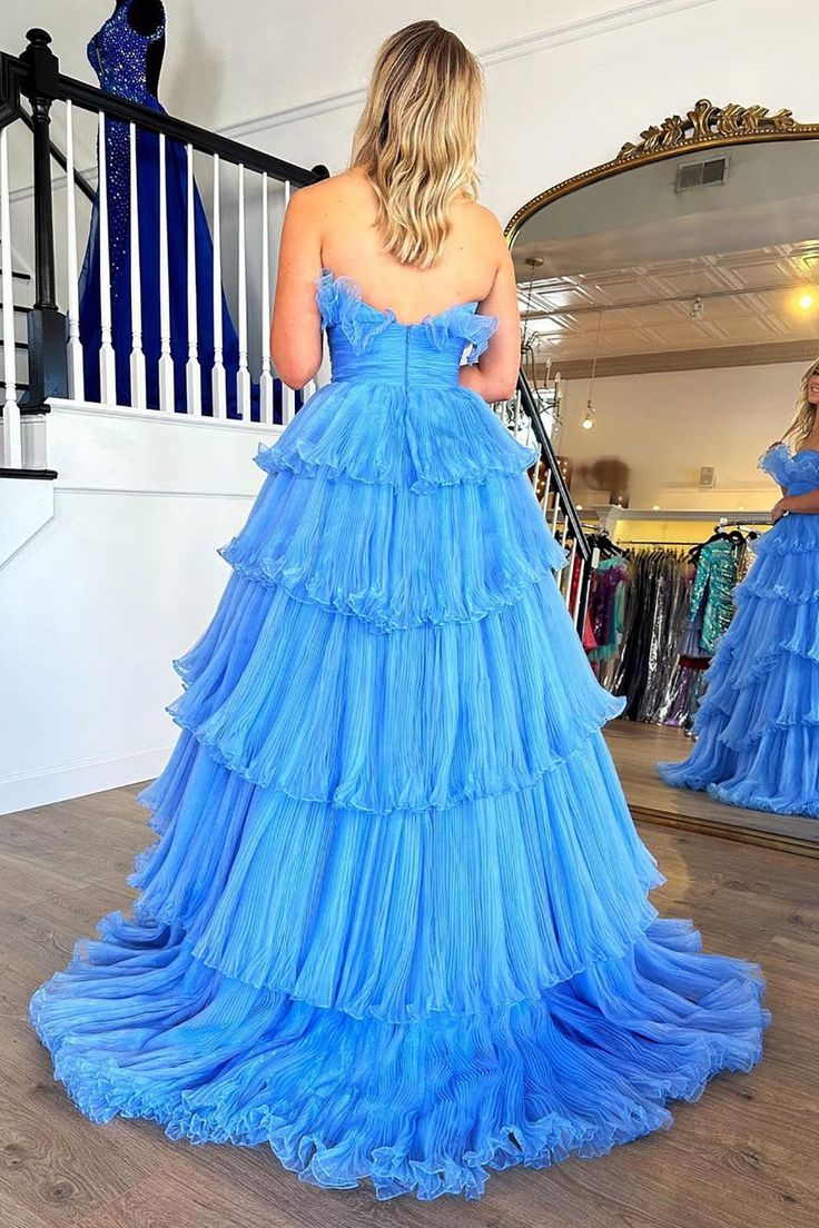 Cette charmante robe de bal trapèze présente un design sans bretelles qui met en valeur les épaules et une superbe couleur bleue à la fois élégante et accrocheuse. Les détails à volants ajoutent une touche de charme de princesse, ce qui la rend parfaite pour un bal de fin d'année ou une occasion spéciale. Disponible dans une variété de couleurs, y compris le rose, cette robe vous fera sentir comme une reine.

 Détail de l'article

 Tissu : Organza
 Silhouette : A-ligne
 Manches : Sans manches
 Couleur : comme sur l'image, couleur personnalisée
 Détails du dos : Fermeture éclair vers le haut

 Taille : Taille personnalisée. Veuillez vérifier attentivement notre tableau des tailles standard si vous choisissez une taille standard et assurez-vous que la taille standard vous convient bien. Votr Tiered Prom Dress, Tulle Long Prom Dress, Beautiful Ball Gowns, Blue Ball Gowns, Beautiful Long Dresses, Long Prom Gowns, Blue Dress Formal, Long Prom Dresses, Note Box