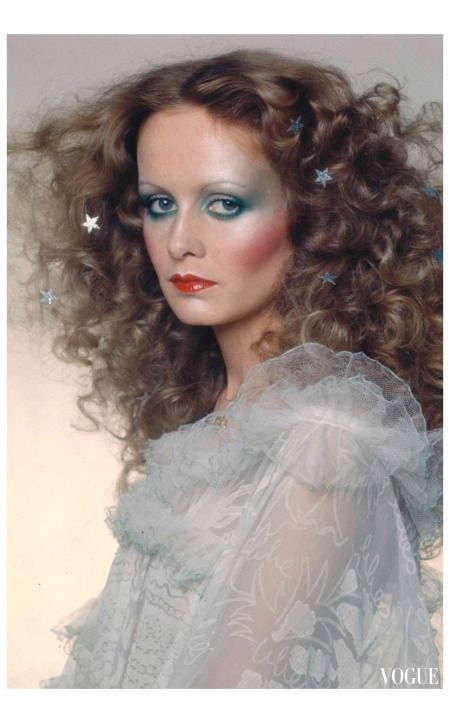 Twiggy Vogue December 1974 Hats Photoshoot, 70s Glam Makeup, 80s Beauty, 1970s Makeup, Editorial Make-up, Disco Makeup, Disco Queen, 70s Makeup, 70s Glam