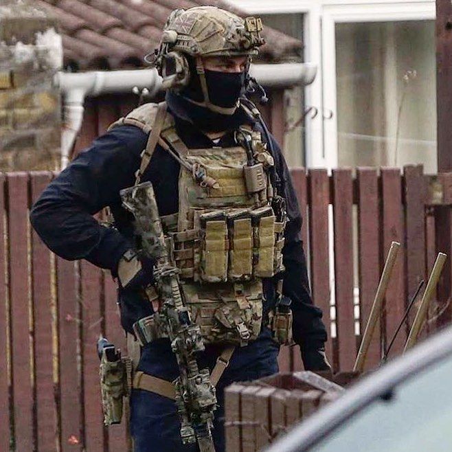 22 SAS from UK 🇬🇧 . . . ****************************************************** #police #policeat #antiterrorist #fight #savelives #military… Sas Special Forces, Special Forces Army, Special Air Service, Special Forces Gear, Military Gear Tactical, Military Special Forces, Tactical Gear Loadout, Combat Gear, Special Force