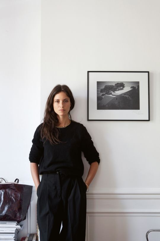 16-At Home With | Interior Designers Charlotte de Tonnac and Hugo Sauzay-This Is Glamorous Minimal Stil, Feminine Tomboy, Minimalist Moda, A Well Traveled Woman, Look Retro, Mode Casual, Looks Black, Looks Chic, 가을 패션