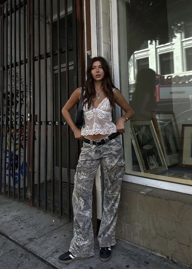 Camo Pants Outfit, Pants Outfit Ideas, Cargo Outfit, Curated Outfit, Fall Transition Outfits, Camo Outfits, Camo Pants, How To Pose, Soft Grunge