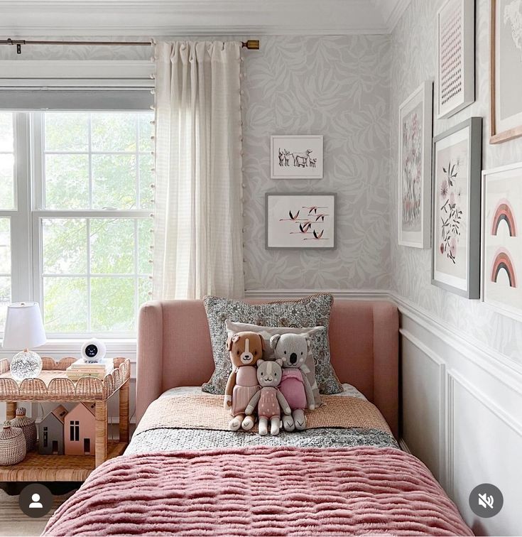 a small child's bedroom with pink and white decor