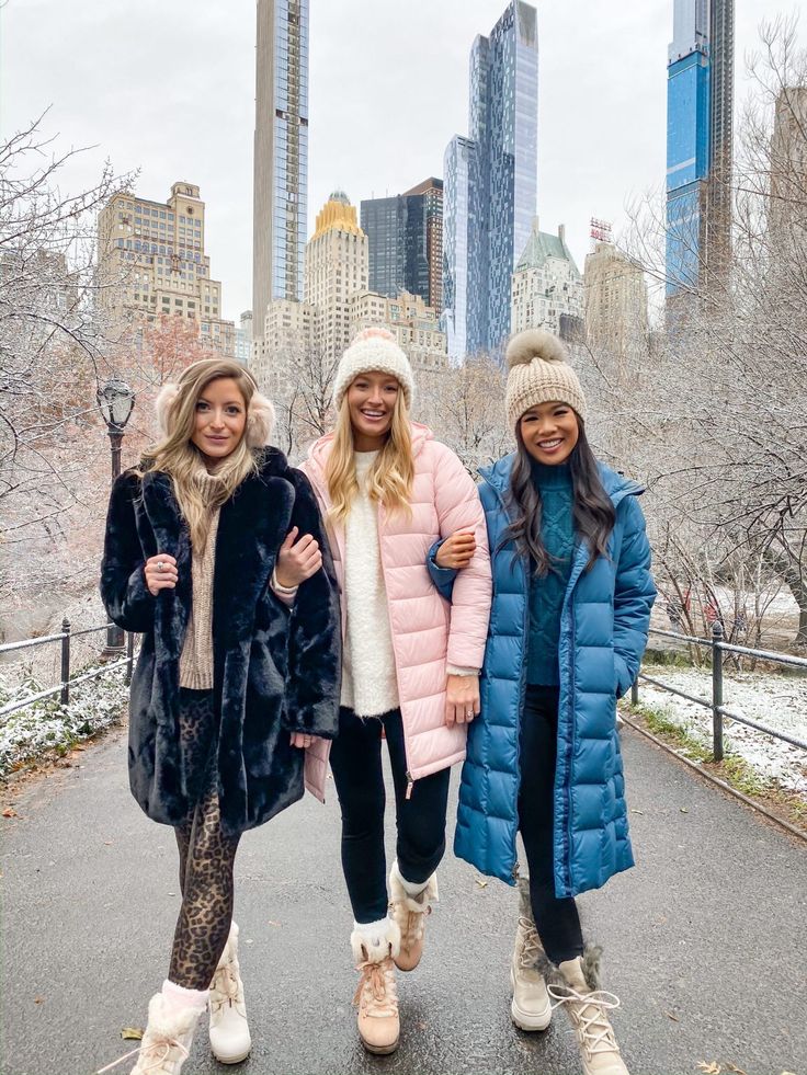 What We Wore: Girls Trip to NYC During Christmas | Strawberry Chic City Winter Outfit, Winter Outfits Nyc, Winter Wonderland-party, New York Winter Outfit, Christmas Strawberry, Cold Weather Outfits Winter, Nyc Winter Outfits, Winter Nyc, Winter Outfits Snow