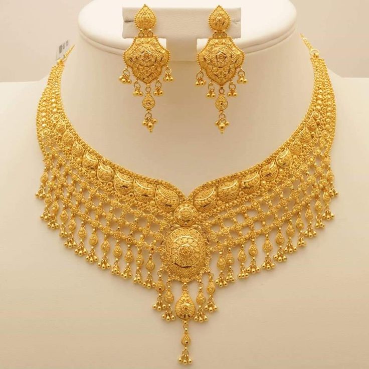 Gold Set Design, Indian Gold Necklace Designs, Dubai Gold Jewelry, Heavy Necklace, Gold Bridal Necklace, Pure Gold Jewellery, Gold Necklace Indian, Bridal Jewellery Design, Gold Necklace Indian Bridal Jewelry