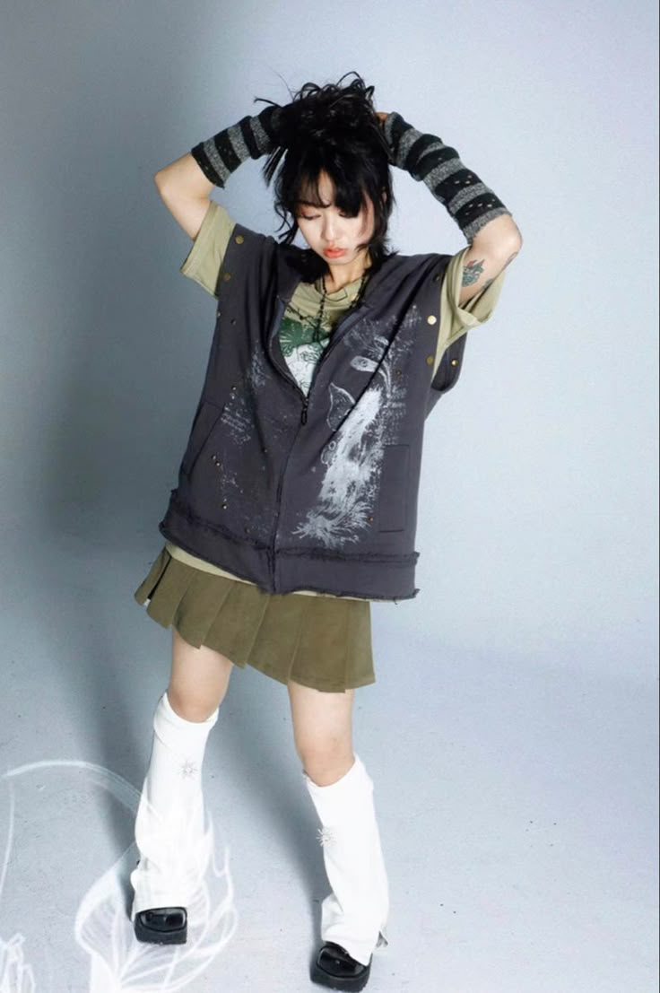 Y2k Fashion Tomboy, Y2k Grunge Mini Skirt, Y2k Chinese Grunge Fashion, K Streetwear, Y2k Harajuku Outfits, Y2k Asian Outfits, 2000 Japanese Fashion Y2k, Japanese City Pop Fashion, Chinese 2000s Y2k Style