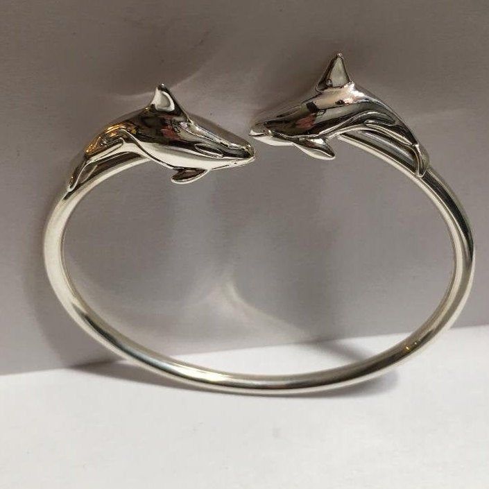 This Two Orca Bracelet has 2 completely 3 dimensional Orcas facing each other on a Flexible Band. Adjustable, Sterling Silver. From my collection of whale jewelry, Orca Jewelry, Orca Bracelet. Killer whales. killer whale jewelry. Weight 15.8 gm Dimensions in inches H3.0 X L2.5 X W.50 Orca Jewelry, Whale Bracelet, Ocean Mammals, Whale Jewelry, Killer Whale, Killer Whales, Bracelet Silver, Whales, My Collection