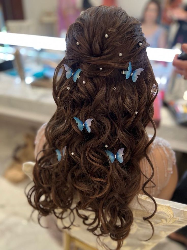 Butterfly Theme Hairstyle, Butterfly Hair Styling Ideas, Butterfly Theme Prom Dress, Fairy Theme Hairstyles, Quince Hair With Butterflies, Quinceanera Hairstyles With Butterflies, Sweet 16 Hairstyles Short Hair, Curly Hairstyles For Quinceanera, Hair Down With Flowers