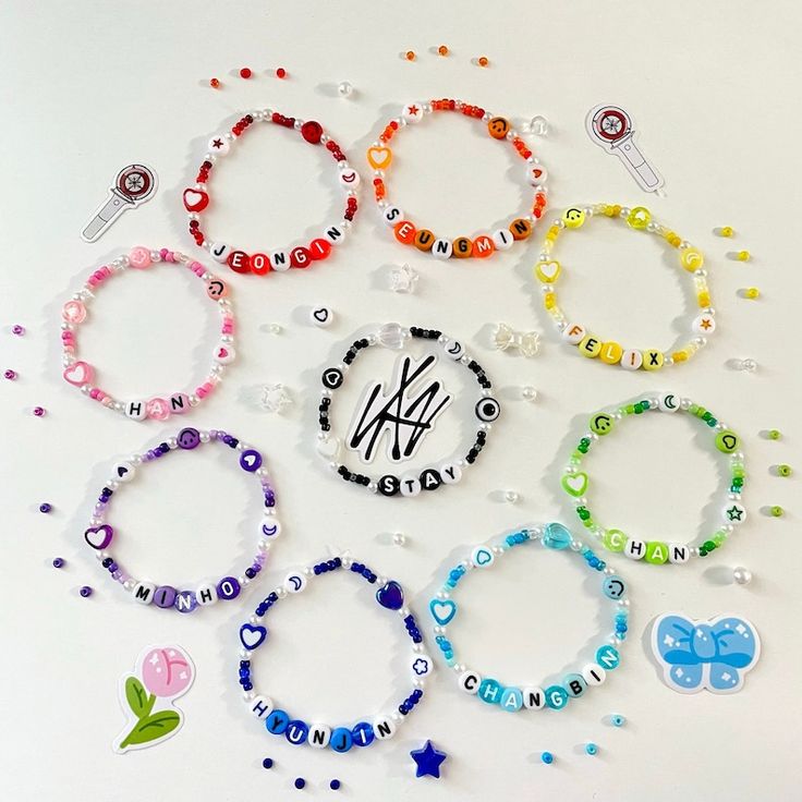 Kids Bead Bracelet, Pulseras Kandi, Pop Jewelry, Kpop Diy, Bead Charms Diy, Kraf Diy, Diy Bracelet Designs, Diy Bracelets Patterns, Kids Bracelets