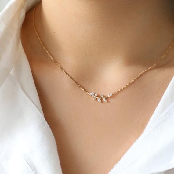 Sun Circle, Circle Ideas, Tas Lv, Pear Shaped Diamond Necklace, Jewelry Necklace Simple, Sun Jewelry, Feminine Necklace, Gold Chain Design, Sun Necklace