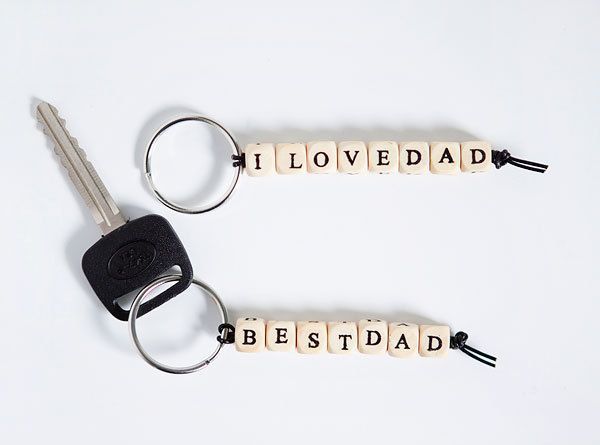 two keychains with the words i love dad and bestdad written on them