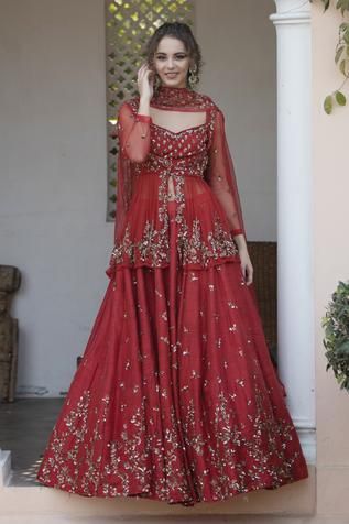 Maroon lehenga with floral sequin embellishment. Comes with matching kurta and dupatta. Components: 3 Fabric: Main material: Blouse and Lehenga: Raw Silk, Dupatta: Net; Lining: Semi crepe, can can net Neckline: Leaf Sleeve Length: Bracelet Color: Maroon Embellished Cutdana embroidery Zardozi embroidery Sheer embroidered sleeves Sheer gather detail on kurta Embellished border on dupatta - Aza Fashions Beautiful Lengha Design, Lehenga Blouse Designs Long, Paplon Design Lehenga, Long Blouse For Lehenga, Long Blouse Designs For Lehenga Choli, Indian Dresses To Wear To A Wedding, Long Choli Blouse Design, Roka Outfits For Bride, Pakistani Lehenga Designs