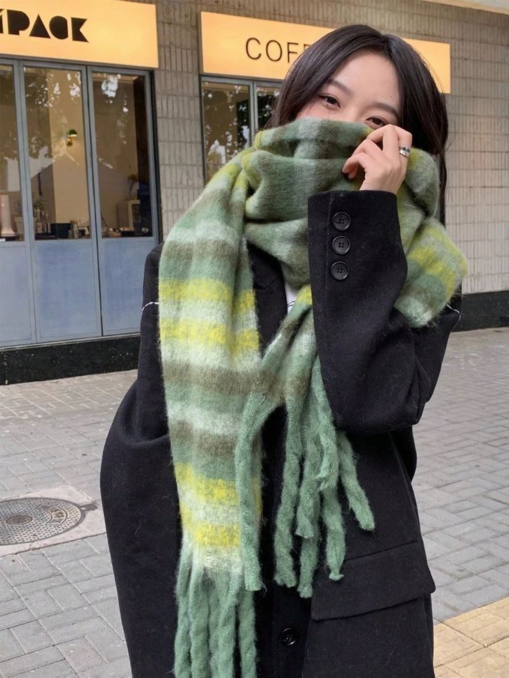 Green Plaid Scarf Outfit, Green Scarf Outfit, Scarf Aesthetic, Trendy Scarf, How To Wear A Blanket Scarf, Trendy Scarves, Ny Outfits, Women Scarves, Scarf Outfit