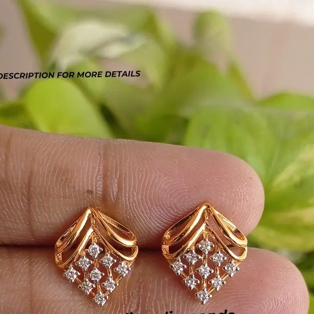 Beautiful Earrings Unique, Simple Gold Stud Earrings, Unique Jewellery Designs, Ear Studs Indian Gold For Women, Simple Gold Earrings For Women, Stone Earrings Gold Indian, Stone Studs Earrings Gold, Eyerings Gold Design, Ear Studs Indian Gold