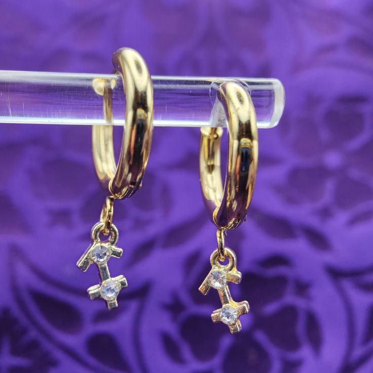 The earrings come ready to be gifted in a pink pouch. Gold zodiac sign huggie hoop earrings with your choice of a (mismatched) pair of gold star signs. The hoops are gold coloured stainless steel, so they are hypoallergenic and keep their colour beautifully. From the adventurous Sagittarius to the determined Capricorn, the fiery Aries to the dreamy Pisces, there's a pair for every celestial personality out there! So whether you're a steadfast Taurus, an adaptable Gemini, a loyal Scorpio, or any other sign in the zodiac Charlo's has your ears covered. Choose from every combination of: ♈ Aries (Ram): March 21-April 19 ♉ Taurus (Bull): April 20-May 20 ♊ Gemini (Twins): May 21-June 21 ♋ Cancer (Crab): June 22-July 22 ♌ Leo (Lion): July 23-August 22 ♍ Virgo (Virgin): August 23-September 22 ♎ Li Leo Lion, Pink Pouch, 22 December, Great Birthday Gifts, Teacher Favorite Things, Huggie Hoop Earrings, Gold Star, Jewelry Earrings Hoops, Gold Stars