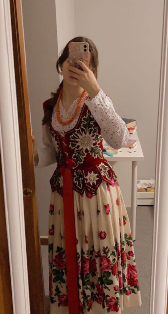 Traditional Eastern European Fashion, Polish Dress Traditional, Traditional Polish Dress, Traditional English Dress, Slavic Inspired Fashion, Poland Traditional Clothing, Slavic Fashion Modern, Slavic Folk Dress, Russian Traditional Clothing Women