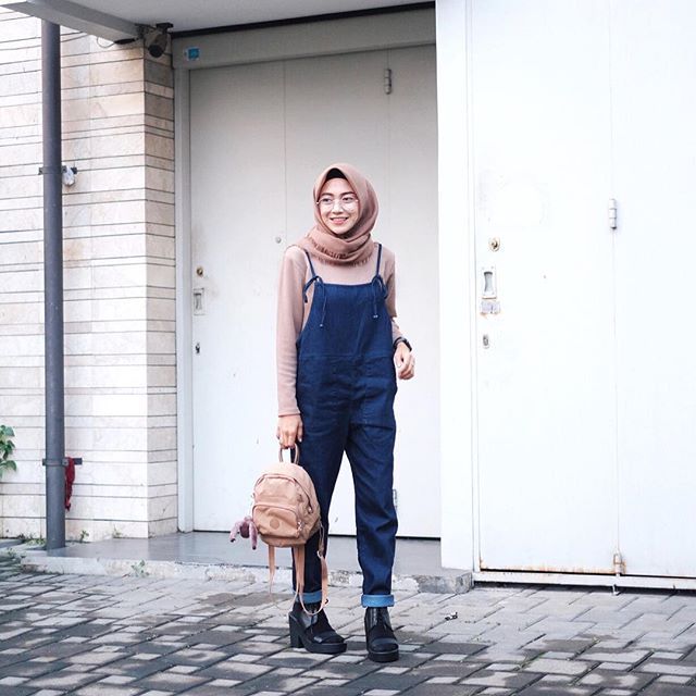 Really love this Overall from @cookiehijab Danke Pinafore Outfit, Disney Scarf, Street Hijab Fashion, Hijab Style Casual, Muslim Women Fashion, Hijab Outfits, Casual Hijab Outfit, Trendy Girl, Hijab Chic