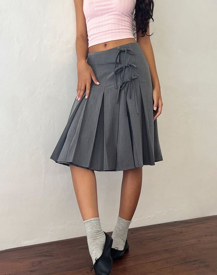 Knee Length Skirt Outfit, Office Midi Skirt, Side Tie Skirt, Pleats Fashion, Thrift Board, Pretty Fits, Long Pleated Skirt, Flared Midi Skirt, Wishlist 2024