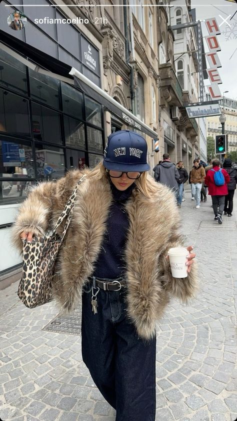 Fashion Trend Fall Winter 2024-2025, Fur Jacket Outfit, Fur Coat Outfit, Fur Jacket Women, Short Jackets, Coat Elegant, Jackets Vintage, Mode Inspo, Fur Fashion