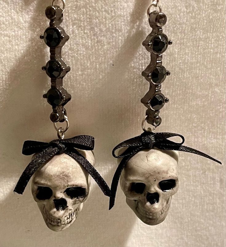 This Dangle & Drop Earrings item by SoMoArtDesigns has 8 favorites from Etsy shoppers. Ships from United Kingdom. Listed on May 25, 2024 Cute Gothic Accessories, Goth Silver Jewelry, Goth Earrings Aesthetic, Goth Earrings Diy, Goth Sculpture, Goth Accessories Jewellery, Sculpture David, Goth Jewellery, Skull Earring