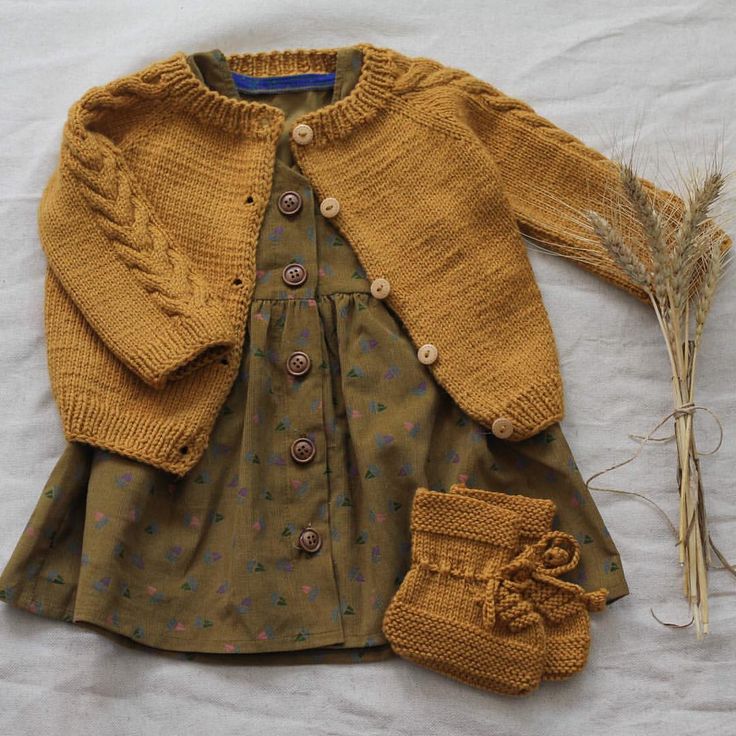 What a lovely outfit for an autumn day. The colors are just perfect. #kalinkakids Sewing Baby Clothes, Pull Bebe, Baby Sweater, Knitting For Kids, Baby Outfits, Baby Sweaters, Fashion Kids