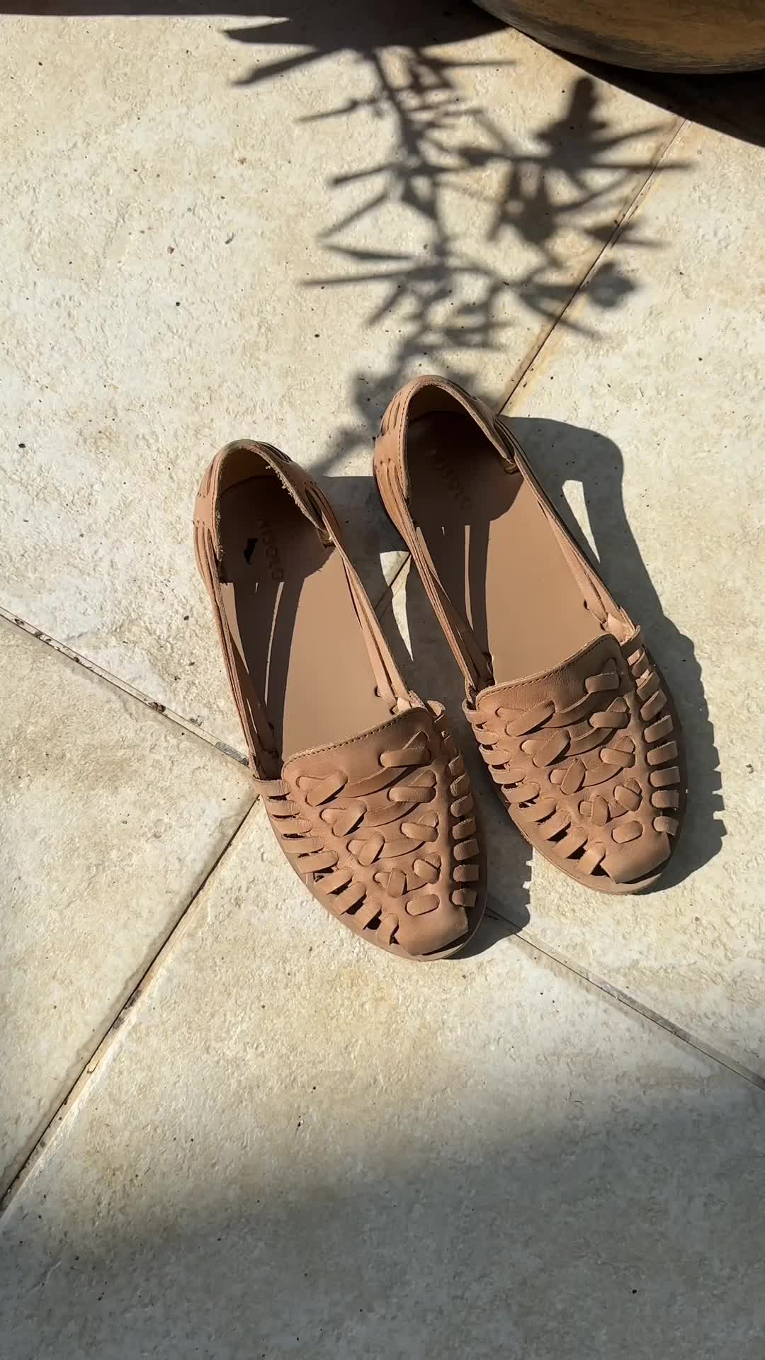 Meet the Huarache. Our best-selling sandals.
✔️Flexible slip-on shape
✔️ Water-resistant leather
✔️ Breathable handwoven design