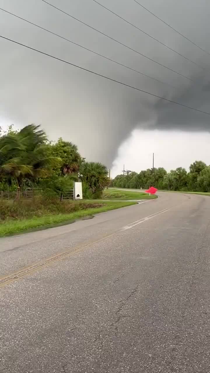 Violent tornado in Hendry County, Florida earlier today | #Geology #GeologyPage #florida #tornado #tornadowarning 

📸 Powerup Johnson