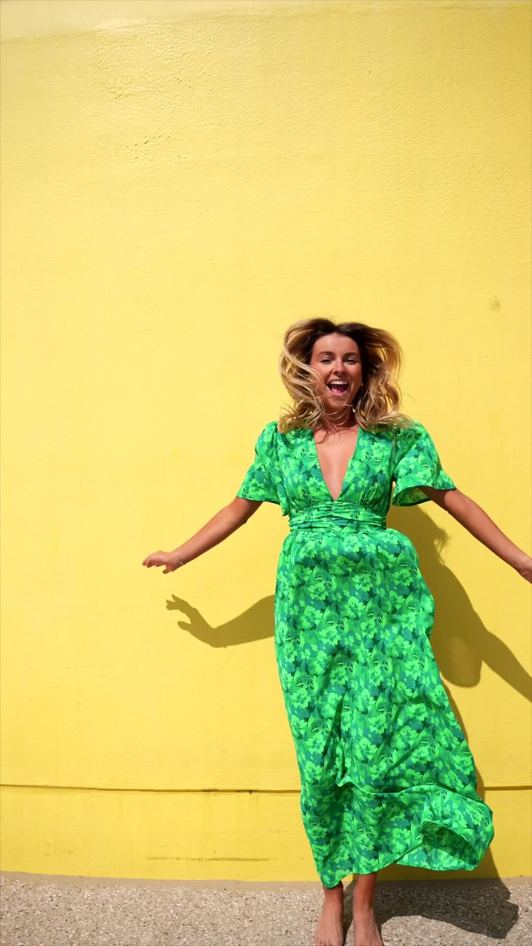 Green patterned, slightly flared short sleeve maxi dress with a deep v-neckline with an open back detail. The perfect dress for any occasion this summer - dress up or down! Not lined Not sheer Sizes: S / M / L S: Length 55.12 in - Width 12.20 in M: Length 55.91 in - Width 12.99 in L: Length 56.69 in - Width 13.78 in Contexture: 100% polyester Washing: handwash