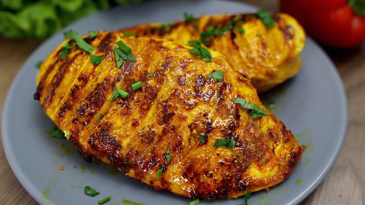 Indische Hühnerbrust. Tandoori-Huhn in einer Pfanne. - YouTube