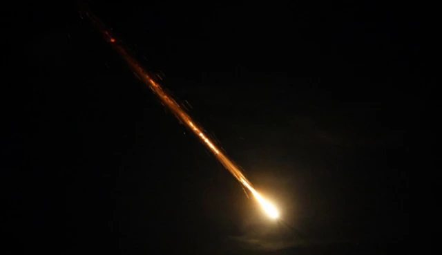 Un proyectil sobrevuela el cielo de Tel Aviv.