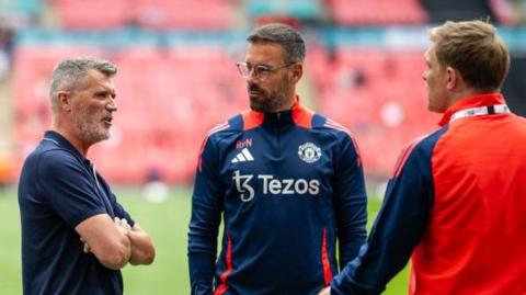 Manchester United interim boss Ruud van Nistelrooy was a team-mate of Roy Keane (left) from 2001 to 2005