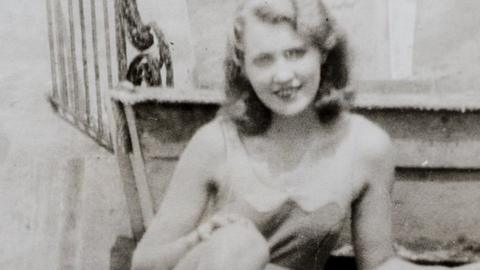 By 1934 Mary Anne MacLeod had become a glamorous New Yorker. This photo, was taken on the steps of a Long Island swimming pool