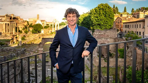 Alberto Angela with the ruins on Palatine Hill behind him (Credit: Barbara Ledda)