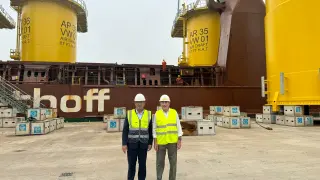 Los presidentes de Iberdrola y de Windar Renovables en el puerto de Avilés, de donde han zarpado las estructuras para el parque eólico de Vineyard Wind I.