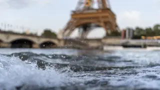 El río Sena frente a la Torre Eiffel durante los Juegos Olímpicos 2024.