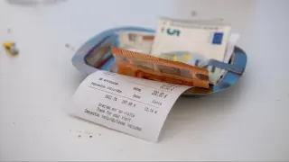 Ticket de la cuenta de un restaurante y dinero.