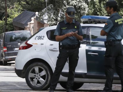 Imagen de archivo de dos agentes de la Guardia Civil.