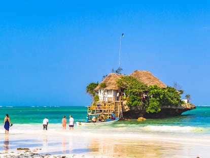 Turistas esperando en la playa de Michamvi Pingwe, en Zanzíbar (Tanzania), la barca que les llevará hasta el restaurante The Rock.