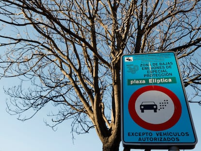 Cartel que delimita la zona de bajas emisiones Plaza Elíptica de Madrid, en febrero de 2022.