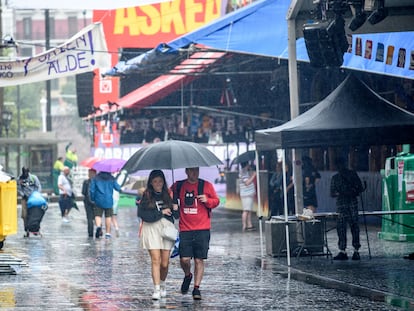 La lluvia fue la protagonista de la mañana del domingo 18 de agosto en la Aste Nagusia o Semana Grande de Bilbao.